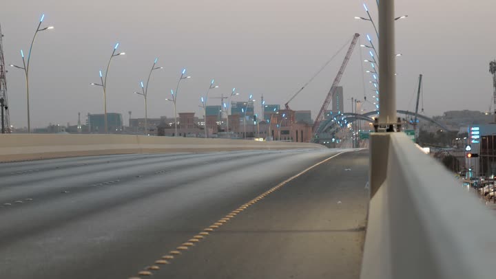 وسائل النقل و المواصلات، الازدحام المروري لحركة السيارات في شوارع وطرقات مدينة الرياض, المركبات في المساء بطرق المملكة العربية السعودية