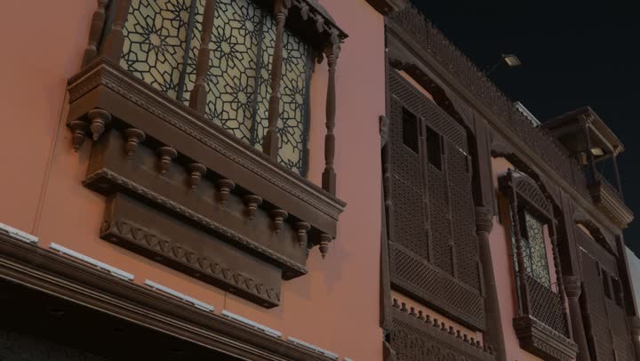 أماكن سياحية تاريخية في المملكة العربية السعودية ، المدينة التاريخية في الرياض بتصميم معماري عربي و إسلامي قديم ، نافذة خشبية تقليدية،  المباني الأثرية في البلد التاريخي