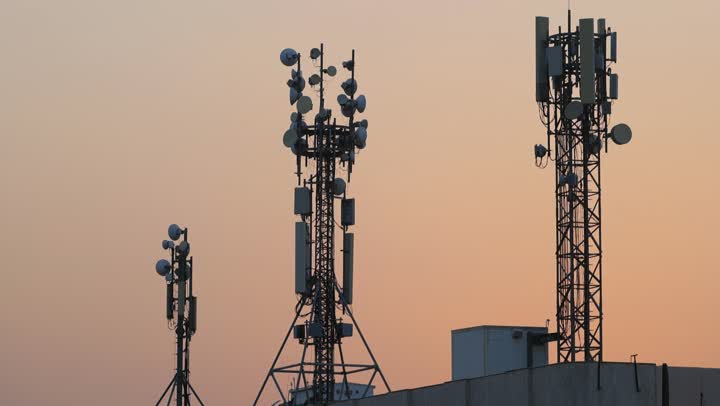 ابراج اتصالات السلكية واللاسلكية في الرياض عند غروب الشمس, أبراج الشبكة الرقمية في المملكة العربية السعودية, مفهوم الاتصالات و الشبكات اللاسلكية