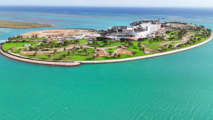 السواحل الشاطئية والواجهة البحرية،  تصوير درون لمدينة ينبع في المملكة العربية السعودية ، المناطق والأماكن الطبيعية العائليه الترفيهيه على ساحل البحر الاحمر ، شاطئ الهيئة الملكية في منطقة الجار في النهار