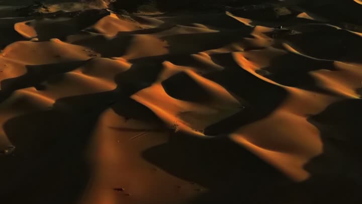 الكثبان الرملية في صحاري المملكة العربية السعودية، الرمال الذهبية الناعمة في الصحراء في النهار، الهضاب والتلال في المناطق الصحراوية في شبه الجزيرة العربية، خلفية الطبيعة