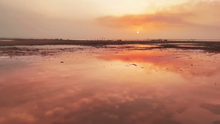 السماء المليئة بالغيوم في المدن الساحلية، تصوير درون لبحيرة الملح في مدينة جدة , معالم وأماكن سياحية مشهورة, الاستمتاع بوقت غروب الشمس في بحيرة الملح بالمملكة العربية السعودية