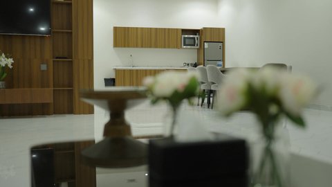 ديكور داخلي راقي للفلل والشقق السكنية في المملكة العربية السعودية , غرفة معيشة بأثاث منزلي فاخر, التصميم الداخلي لغرفة الجلوس على الطراز الحديث في احدى الشاليهات الفاخرة, تجهيز السويت بكافة المفروشات الراقية