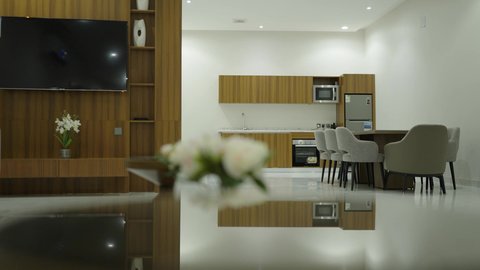 ديكور داخلي راقي للفلل والشقق السكنية في المملكة العربية السعودية , غرفة معيشة بأثاث منزلي فاخر, التصميم الداخلي لغرفة الجلوس على الطراز الحديث في احدى الشاليهات الفاخرة, تجهيز السويت بكافة المفروشات الراقية