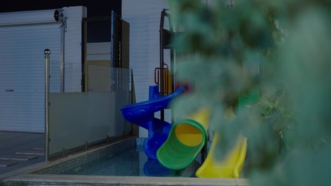 الألعاب المائية الترفيهيه بجانب حوض السباحة, التصميم الداخلي للجلسات على الطراز الحديث، تجهيز السويت بكافة المفروشات الراقية, ديكور داخلي راقي للفلل والشقق السكنية في المملكة العربية السعودية، جلسة خارجية هادئة مع أثاث منزلي فاخر في احدى الشاليهات