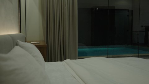 غرفة نوم بأثاث منزلي فاخر, التصميم الداخلي لغرفة الاسترخاء على الطراز الحديث في احدى الشاليهات الفاخرة, تجهيز السويت بكافة المفروشات الراقية، ديكور داخلي راقي للفلل والشقق السكنية في المملكة العربية السعودية