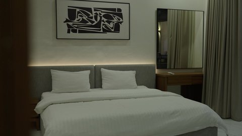 غرفة نوم بأثاث منزلي فاخر, التصميم الداخلي لغرفة الاسترخاء على الطراز الحديث في احدى الشاليهات الفاخرة, تجهيز السويت بكافة المفروشات الراقية، ديكور داخلي راقي للفلل والشقق السكنية في المملكة العربية السعودية