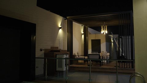 جلسة خارجية هادئة مع أثاث منزلي فاخر في احدى الشاليهات، التصميم الداخلي للجلسات على الطراز الحديث، تجهيز السويت بكافة المفروشات الراقية, ديكور داخلي راقي للفلل والشقق السكنية في المملكة العربية السعودية