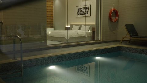 التصميم الداخلي للجلسات على الطراز الحديث، تجهيز السويت بكافة المفروشات الراقية, ديكور داخلي راقي للفلل والشقق السكنية في المملكة العربية السعودية، جلسة خارجية هادئة مع أثاث منزلي فاخر في احدى الشاليهات