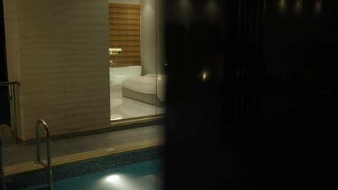 التصميم الداخلي للجلسات على الطراز الحديث، تجهيز السويت بكافة المفروشات الراقية, ديكور داخلي راقي للفلل والشقق السكنية في المملكة العربية السعودية، جلسة خارجية هادئة مع أثاث منزلي فاخر في احدى الشاليهات