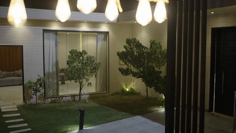 جلسة خارجية هادئة مع أثاث منزلي فاخر في احدى الشاليهات، التصميم الداخلي للجلسات على الطراز الحديث، تجهيز السويت بكافة المفروشات الراقية, ديكور داخلي راقي للفلل والشقق السكنية في المملكة العربية السعودية