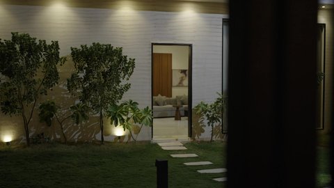 جلسة خارجية هادئة مع أثاث منزلي فاخر في احدى الشاليهات، التصميم الداخلي للجلسات على الطراز الحديث، تجهيز السويت بكافة المفروشات الراقية, ديكور داخلي راقي للفلل والشقق السكنية في المملكة العربية السعودية