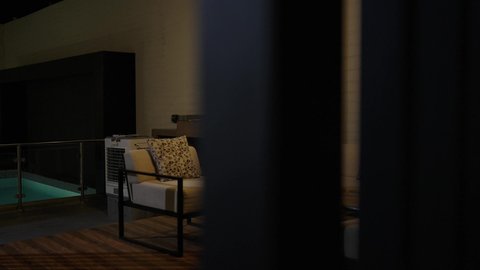 جلسة خارجية هادئة مع أثاث منزلي فاخر في احدى الشاليهات، التصميم الداخلي للجلسات على الطراز الحديث، تجهيز السويت بكافة المفروشات الراقية, ديكور داخلي راقي للفلل والشقق السكنية في المملكة العربية السعودية