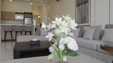 غرفة معيشة بأثاث منزلي فاخر, التصميم الداخلي لغرفة الجلوس على الطراز الحديث في احدى الشاليهات الفاخرة, تجهيز السويت بكافة المفروشات الراقية، ديكور داخلي راقي للفلل والشقق السكنية في المملكة العربية السعودية