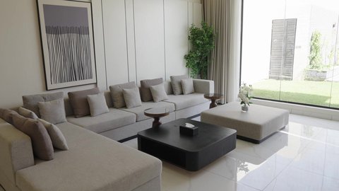 غرفة معيشة بأثاث منزلي فاخر, التصميم الداخلي لغرفة الجلوس على الطراز الحديث في احدى الشاليهات الفاخرة, تجهيز السويت بكافة المفروشات الراقية، ديكور داخلي راقي للفلل والشقق السكنية في المملكة العربية السعودية