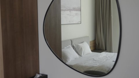 غرفة نوم بأثاث منزلي فاخر, التصميم الداخلي لغرفة الاسترخاء على الطراز الحديث في احدى الشاليهات الفاخرة, تجهيز السويت بكافة المفروشات الراقية، ديكور داخلي راقي للفلل والشقق السكنية في المملكة العربية السعودية