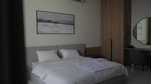 غرفة نوم بأثاث منزلي فاخر, التصميم الداخلي لغرفة الاسترخاء على الطراز الحديث في احدى الشاليهات الفاخرة, تجهيز السويت بكافة المفروشات الراقية، ديكور داخلي راقي للفلل والشقق السكنية في المملكة العربية السعودية