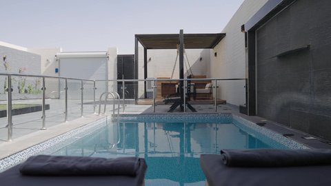  أثاث منزلي فاخر في احدى الشاليهات، التصميم الداخلي للجلسات على الطراز الحديث، تجهيز السويت بكافة المفروشات الراقية, ديكور داخلي راقي للفلل والشقق السكنية في المملكة العربية السعودية، جلسة خارجية هادئة امام حوض السباحة