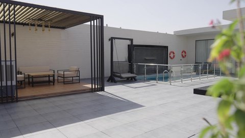  أثاث منزلي فاخر في احدى الشاليهات، التصميم الداخلي للجلسات على الطراز الحديث، تجهيز السويت بكافة المفروشات الراقية, ديكور داخلي راقي للفلل والشقق السكنية في المملكة العربية السعودية، جلسة خارجية هادئة امام حوض السباحة