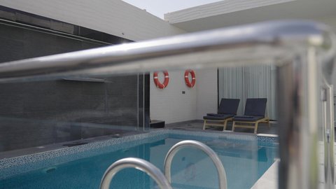 تجهيز السويت بكافة المفروشات الراقية, ديكور داخلي راقي للفلل والشقق السكنية في المملكة العربية السعودية، جلسة خارجية هادئة امام حوض السباحة، أثاث منزلي فاخر في احدى الشاليهات، التصميم الداخلي للجلسات على الطراز الحديث