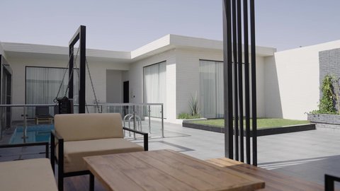  أثاث منزلي فاخر في احدى الشاليهات، التصميم الداخلي للجلسات على الطراز الحديث، تجهيز السويت بكافة المفروشات الراقية, ديكور داخلي راقي للفلل والشقق السكنية في المملكة العربية السعودية، جلسة خارجية هادئة امام حوض السباحة