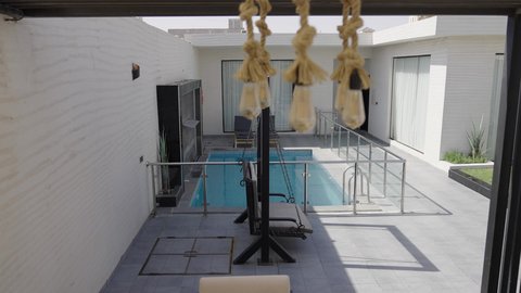 تجهيز السويت بكافة المفروشات الراقية, ديكور داخلي راقي للفلل والشقق السكنية في المملكة العربية السعودية، جلسة خارجية هادئة امام حوض السباحة، أثاث منزلي فاخر في احدى الشاليهات، التصميم الداخلي للجلسات على الطراز الحديث