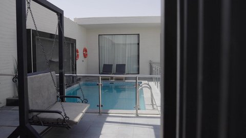  أثاث منزلي فاخر في احدى الشاليهات، التصميم الداخلي للجلسات على الطراز الحديث، تجهيز السويت بكافة المفروشات الراقية, ديكور داخلي راقي للفلل والشقق السكنية في المملكة العربية السعودية، جلسة خارجية هادئة امام حوض السباحة