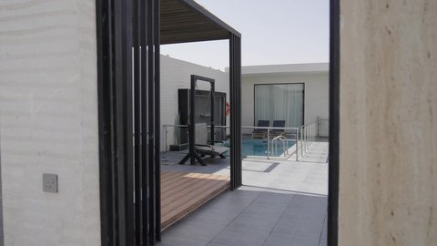  أثاث منزلي فاخر في احدى الشاليهات، التصميم الداخلي للجلسات على الطراز الحديث، تجهيز السويت بكافة المفروشات الراقية, ديكور داخلي راقي للفلل والشقق السكنية في المملكة العربية السعودية، جلسة خارجية هادئة امام حوض السباحة