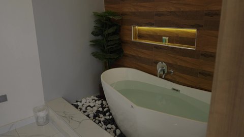 دورة مياه رخاميه راقية في أحدى الشاليهات، التصاميم والديكورات الراقية للحمامات الداخلية وأحواض الاستحمام في الشقق الفاخرة، فلل وشقق سياحية في السعودية، حمام داخلي معاصر في منزل حديث