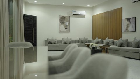 ديكور داخلي راقي للفلل والشقق السكنية في المملكة العربية السعودية , غرفة معيشة بأثاث منزلي فاخر, التصميم الداخلي لغرفة الجلوس على الطراز الحديث في احدى الشاليهات الفاخرة, تجهيز السويت بكافة المفروشات الراقية