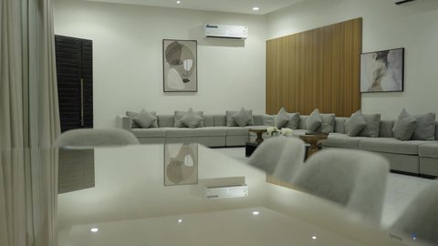 ديكور داخلي راقي للفلل والشقق السكنية في المملكة العربية السعودية , غرفة معيشة بأثاث منزلي فاخر, التصميم الداخلي لغرفة الجلوس على الطراز الحديث في احدى الشاليهات الفاخرة, تجهيز السويت بكافة المفروشات الراقية