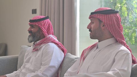 عادات وتقاليد المجتمع السعودي في الأعياد والمناسبات الاسلامية، الاصالة والعراقة والتراث السعودي, عطورات وروائح خليجية مميزة، تصوير من الجانب لرجل شايب كبير بالسن عربي خليجي سعودي يرتدي الثوب التقليدي والشماغ يقوم بتبخير نفسه بالمبخرة، التبخر والتطيب بخشب العود