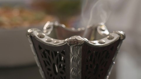  التبخر والتطيب بخشب العود, عادات وتقاليد المجتمع السعودي في الأعياد والمناسبات الاسلامية، الاصالة والعراقة والتراث السعودي, عطورات وروائح خليجية مميزة