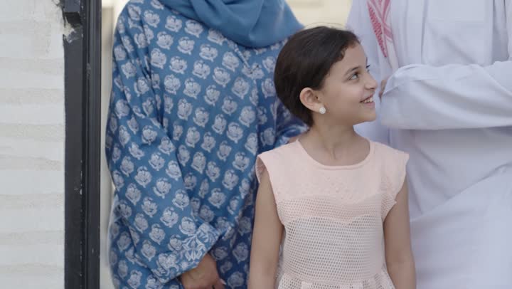 شاليه ومنتجع ترفيهي في المملكة، الاستمتاع بالإجازة الصيفية برفقة العائلة، ايماءات السعادة والسرور، قضاء وقت ممتع ومنعش في فصل الصيف، الأجواء العائلية المليئة بالحب، عائلة عربية خليجية سعودية مبتسمة تمشي في المنتزه