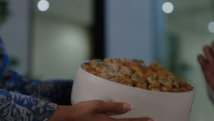 مفهوم الحب والحنان، دور الأب في حياه الأبناء، تصوير مقرب لأب عربي خليجي سعودي يرتدي الثوب التقليدي والشماغ يجلس على كرسي يحتضن ابنته بين ذراعيه، قضاء وقت ممتع ومسلي، ايماءات السعادة والسرور،  اجواء اسرية مليئة بالفرح