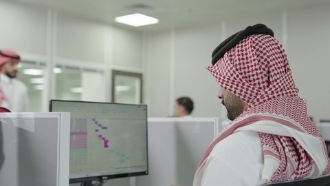 حضور المحاضرات في الجامعة، إجراء اختبارات وأبحاث علمية عبر الانترنت، دمج التعلم مع التكنولوجيا، التعليم العالي في الجامعات والكليات الأكاديمية، طالب جامعي عربي خليجي سعودي يقوم باستخدام الحاسوب، جودة التعليم الجامعي في المملكة