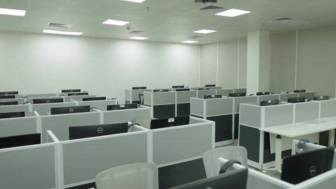 أماكن لإقامة دورات تدريبية للطلاب, التصميم الداخلي لقاعة وفصل مجهز بأحدث الأجهزة التقنية الحديثة في إحدى جامعات المملكة, جودة العلم والتعليم في المجتمع السعودي, فصول واسعة للمحاضرات والدورات التعليمية في السعودية ، كليات وجامعات أكاديمية متطورة