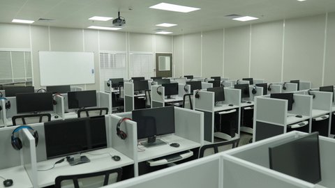 فصول واسعة للمحاضرات والدورات التعليمية في السعودية ، أماكن لإقامة ورش عمل تدريبية للطلاب, التصميم الداخلي لقاعة وفصل مجهز بأحدث الأجهزة التقنية الحديثة في إحدى جامعات المملكة, جودة العلم والتعليم في المجتمع السعودي, كليات وجامعات أكاديمية متطورة