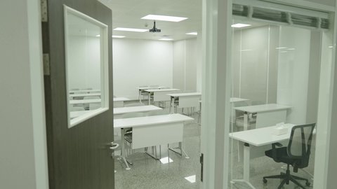 جودة العلم والتعليم في المجتمع السعودي, فصول واسعة للمحاضرات والدورات التعليمية في السعودية ، أماكن لإقامة ورش عمل تدريبية للطلاب, التصميم الداخلي لقاعة وفصل مجهز بأحدث الأجهزة التقنية الحديثة في إحدى جامعات المملكة, كليات وجامعات أكاديمية متطورة