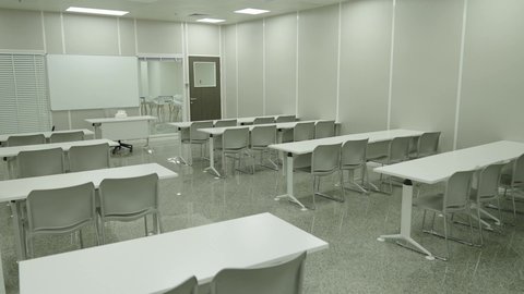 جودة العلم والتعليم في المجتمع السعودي, فصول واسعة للمحاضرات والدورات التعليمية في السعودية ، أماكن لإقامة ورش عمل تدريبية للطلاب, التصميم الداخلي لقاعة وفصل مجهز بأحدث الأجهزة التقنية الحديثة في إحدى جامعات المملكة, كليات وجامعات أكاديمية متطورة