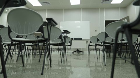 Spacious classrooms for lectures and educational courses in Saudi Arabia, venues for holding training workshops for students, the interior design of a hall and classroom equipped with the latest modern technological devices in one of the universities in the Kingdom, the quality of knowledge and education in Saudi society, advanced academic colleges and universities.