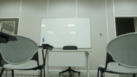 فصول واسعة للمحاضرات والدورات التعليمية في السعودية ، أماكن لإقامة ورش عمل تدريبية للطلاب, التصميم الداخلي لقاعة وفصل مجهز بأحدث الأجهزة التقنية الحديثة في إحدى جامعات المملكة, جودة العلم والتعليم في المجتمع السعودي, كليات وجامعات أكاديمية متطورة