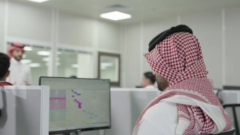 حضور المحاضرات في الجامعة، إجراء اختبارات وأبحاث علمية عبر الانترنت، دمج التعلم مع التكنولوجيا، التعليم العالي في الجامعات والكليات الأكاديمية، طالب جامعي عربي خليجي سعودي يقوم باستخدام الحاسوب، جودة التعليم الجامعي في المملكة