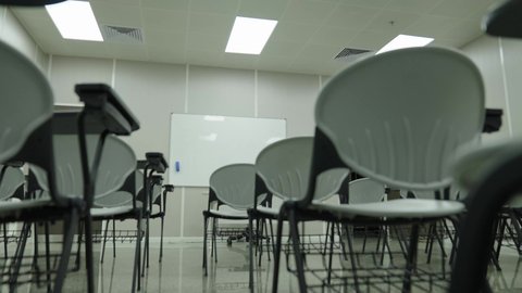 أماكن لإقامة دورات تدريبية للطلاب, التصميم الداخلي لقاعة وفصل مجهز بأحدث الأجهزة التقنية الحديثة في إحدى جامعات المملكة, جودة العلم والتعليم في المجتمع السعودي, فصول واسعة للمحاضرات والدورات التعليمية في السعودية ، كليات وجامعات أكاديمية متطورة