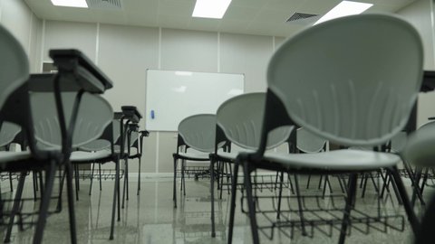 جودة العلم والتعليم في المجتمع السعودي, فصول واسعة للمحاضرات والدورات التعليمية في السعودية ، أماكن لإقامة ورش عمل تدريبية للطلاب, التصميم الداخلي لقاعة وفصل مجهز بأحدث الأجهزة التقنية الحديثة في إحدى جامعات المملكة, كليات وجامعات أكاديمية متطورة