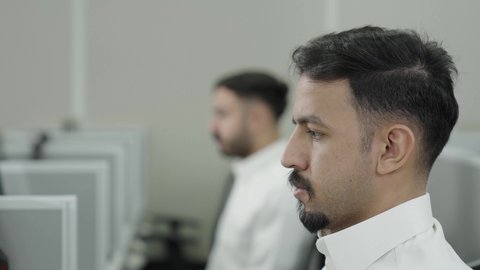 دمج التعلم مع التكنولوجيا، التعليم العالي في الجامعات والكليات الأكاديمية, إجراء اختبارات وأبحاث علمية عبر الانترنت، طلاب عرب خليجيون سعوديون يرتدون الزي التقليدي يقومون باستخدام جهاز الحاسوب في قاعة دراسية، جودة التعليم الجامعي في المملكة العربية السعودية