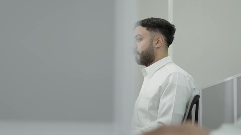 تعابير التركيز والاندماج، دمج التعلم مع التكنولوجيا، التعليم العالي في الجامعات والكليات الأكاديمية, إجراء اختبارات وأبحاث علمية عبر الانترنت، طلاب عرب خليجيون سعوديون يرتدون الزي التقليدي يقومون باستخدام الحاسوب في قاعة دراسية، جودة التعليم الجامعي في المملكة