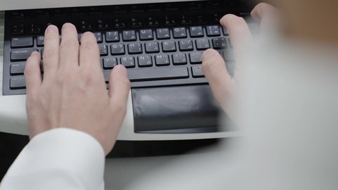 إتقان الكتابة بسرعة على لوحة المفاتيح، إجراء اختبارات وأبحاث علمية عبر الانترنت، دمج التعلم مع التكنولوجيا، التعليم العالي في الجامعات والكليات الأكاديمية، تصوير مقرب لأيدي رجل عربي خليجي سعودي يقوم باستخدام الحاسوب داخل الجامعة، جودة التعليم الجامعي في المملكة