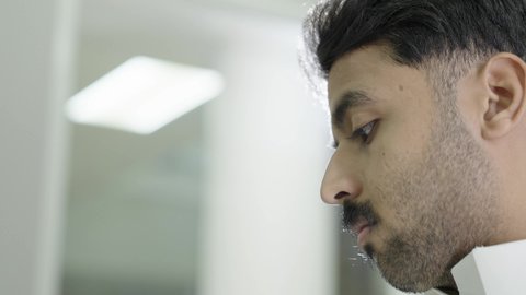 ورش عمل ودورات تدريبية، التفكير في الإجابة الصحيحة، الدراسة والاجتهاد من اجل التفوق، التعليم الجامعي في المملكة العربية السعودية, طالب جامعي عربي خليجي سعودي يرتدي الثوب التقليدي يقوم بتقديم الاختبارات، تدوين وكتابة الملاحظات والتقارير