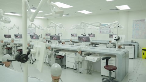 جودة العلم والتعليم في المجتمع السعودي, أماكن لإقامة دورات تدريبية للطلاب, التصميم الداخلي لقاعة وفصل مجهز بأحدث الأجهزة التقنية الحديثة في إحدى جامعات المملكة, فصول واسعة للمحاضرات والدورات التعليمية في السعودية ، كليات وجامعات أكاديمية متطورة